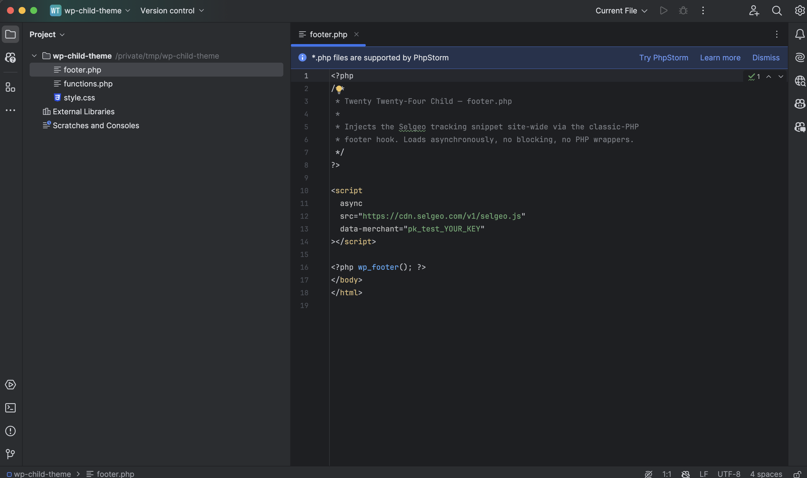 footer.php in een child-thema met het Selgeo-script-blok ingevoegd boven wp_footer